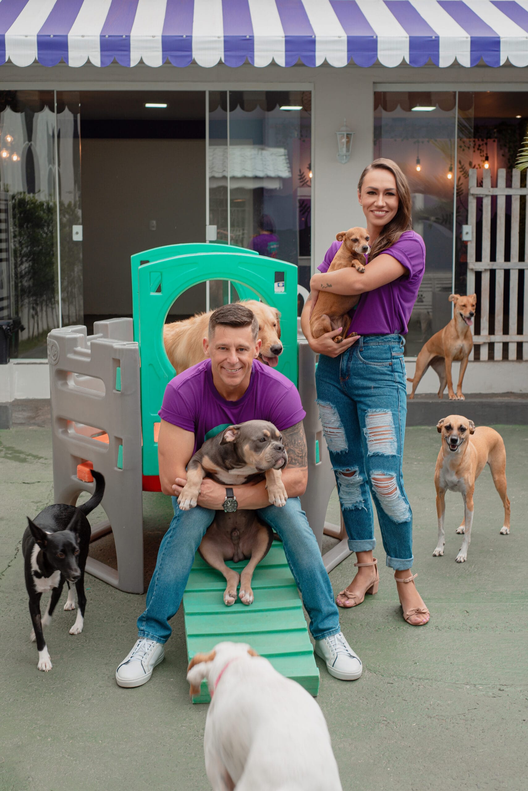 Diego e Soiane com os cães da Clã Dog House